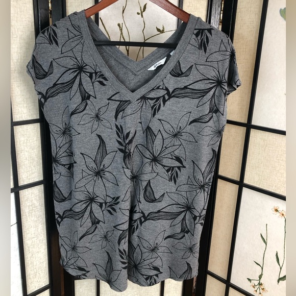 Reitman’s | Women’s Oversized V-Neck T-Shirt. Monochrome Lys Prints. Size Small. - Picture 5 of 6